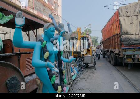 Tonidol der Göttin Kali in Kumartuli, Kalkata, Indien. Idole werden vorbereitet, um während Kali Puja, dem Hindu-Fest von Deepavali oder Di, angebetet zu werden Stockfoto