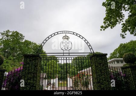 Tor zur Sommerresidenz der königlichen Familie von Schweden. Bild von Schloss Solliden Stockfoto