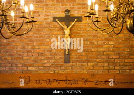 Kruzifix an der Wand der alten Kirche. Katholisches Kruzifix mit Textraum. Hochwertige Fotos Stockfoto