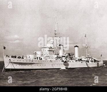 HMS Galatea, ein leichter Kreuzer der Arethusa-Klasse. Dieses Foto zeigt das Flugzeug, das auf den Katapilten mittschiffs montiert ist. Von British Warships, veröffentlicht 1940 Stockfoto