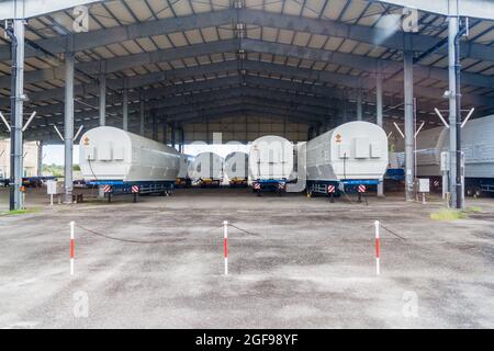 KOUROU, FRANZÖSISCH-GUAYANA - 4. AUGUST 2015: Segmente von Sojus-Raketen auf dem Sojus-Startrampenkomplex im Raumflugzentrum Guyanais (Guayana Space Center) in Kourou, Stockfoto