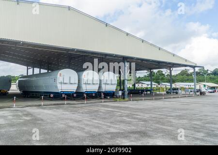 KOUROU, FRANZÖSISCH-GUAYANA - 4. AUGUST 2015: Segmente von Sojus-Raketen auf dem Sojus-Startrampenkomplex im Raumflugzentrum Guyanais (Guayana Space Center) in Kourou, Stockfoto