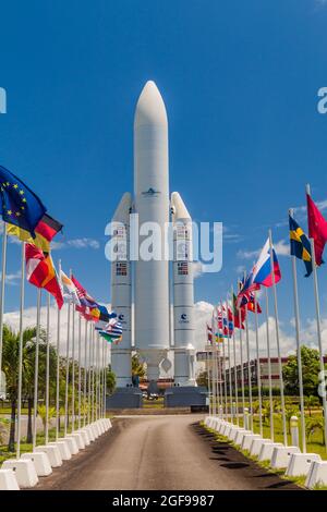 KOUROU, FRANZÖSISCH-GUAYANA - 4. AUGUST 2015: Modell der Ariane 5-Weltraumrakete und Flaggen von ESA-Mitgliedern im Centre Spatial Guyanais (Guayana Space Center) in K Stockfoto