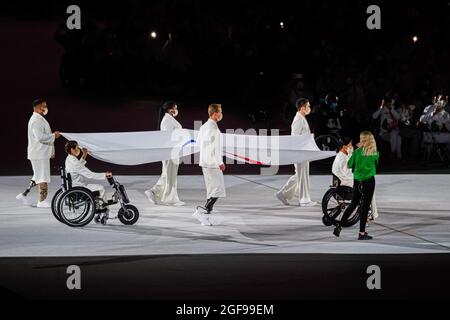 TOKIO, JAPAN. August 2021. Die Paralympische Flagge wurde von sechs para-Athleten während der Eröffnungszeremonie der Olympischen Spiele 2020 in Tokio am Dienstag, den 24. August 2021, im Olympiastadion getragen. Kredit: Taka G Wu/Alamy Live Nachrichten Stockfoto