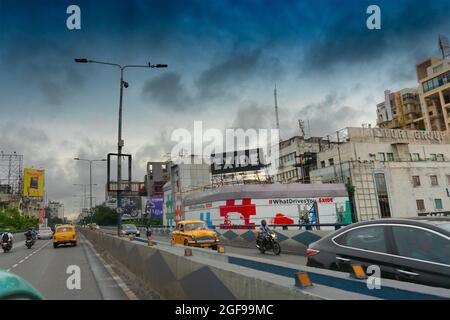 Kolkata, West Bengal, Indien - 6. August 2019 : schnell fahrende Autos passieren AJC Bose Straßenüberführung, in der Nähe der exide Kreuzung, viel Verkehr in der Stadt der Kolkata Straße Stockfoto