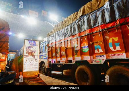 DHULAGORI , HOWRAH, WESTBENGALEN / INDIEN - 18. MÄRZ 2018 : verschiedene Lastwagen warten in que auf die toll Plaza in Dhulagori. Aufnahme bei Nacht - edito Stockfoto