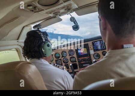 CANAIMA, VENEZUELA - 16. AUGUST 2015: Pilot eines kleinen Cessna 210 Centurion-Flugzeugs auf dem Weg nach Canaima, Venezuela Stockfoto