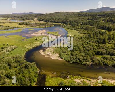 Vogelschau auf den Stellako River in Fraser Lake, British Columbia. Stockfoto