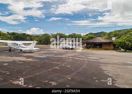 CANAIMA, VENEZUELA - 16. AUGUST 2015: Blick auf eine Landebahn im Dorf Canaima, Venezuela Stockfoto