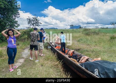 CANAIMA, VENEZUELA - 16. AUGUST 2015: Kanu auf dem Fluss Carrao, Venezuela. Es wird für Touren zu Angel Falls, dem höchsten Wasserfall der Welt, genutzt. Stockfoto