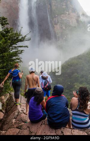 ANGEL FALLS, VENEZUELA - 16. AUGUST 2015: Touristen beobachten Angel Falls (Salto Angel), den höchsten Wasserfall der Welt (978 m), Venezuela Stockfoto