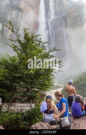 ANGEL FALLS, VENEZUELA - 16. AUGUST 2015: Touristen beobachten Angel Falls (Salto Angel), den höchsten Wasserfall der Welt (978 m), Venezuela Stockfoto