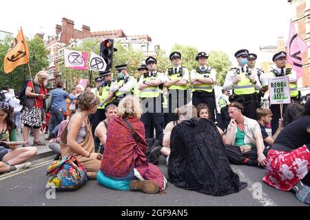 Mitglieder der Extinction Rebellion im Cambridge Circus im Zentrum von London. Bilddatum: Dienstag, 24. August 2021. Stockfoto