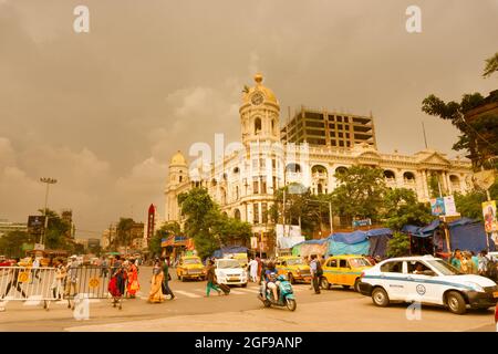 Kolkata, Westbengalen, Indien - 10. September 2019 : Historisches britisches Kolonialarchitektur-Gebäude von Kolkata in der Esplanade-Gegend. Bewegen von Menschen und Ca Stockfoto