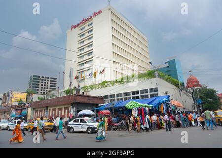 Kalkutta, Westbengalen, Indien - 10. September 2019 : Peerless Inn Hotel, ikonisches symbolisches Gebäude von Kalkutta in der belebten Esplanade Gegend. Personen, die die Th Stockfoto