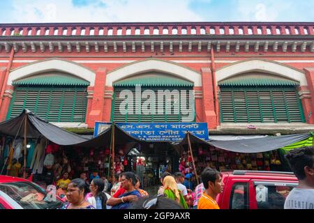 Kalkutta, Westbengalen, Indien - 10. September 2019 : Einkäufer vor dem Sir Stuart Hogg Market, S.S.Hogg Market Geschrieben in bengalischer Sprache, auf der Esplanade Stockfoto