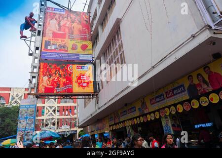 Kolkata, West Bengal, Indien - 10. September 2019 : Filmbesucher vor der Lighthouse-Kinoleinhalle, einer der ältesten Kinosäle an der Esplanade, New Marke Stockfoto