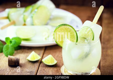 Brasilianisches alkoholisches Sommergetränk, mit Eis und Zitrone, serviert mit Fruchteis Stockfoto