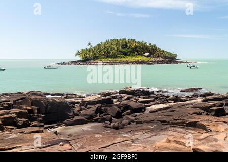 Blick auf die Ile du Diable (Devil's Island) von der Ile Royale im Archipel von Iles du Salut (Islands of Salvation) in Französisch-Guayana Stockfoto