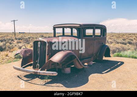 Der Rest eines Studebakers aus dem Jahr 1932 liegt an der Stelle, an der die berühmte Route 66 einst den National Forest National Park, Arizona, USA, durchquerte. Stockfoto