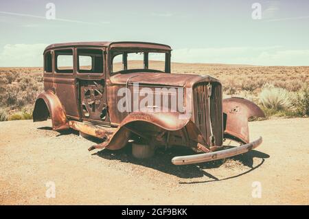 Der Rest eines Studebakers aus dem Jahr 1932 liegt an der Stelle, an der die berühmte Route 66 einst den National Forest National Park, Arizona, USA, durchquerte. Stockfoto