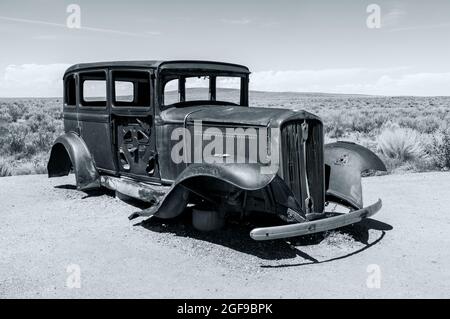 Der Rest eines Studebakers aus dem Jahr 1932 liegt an der Stelle, an der die berühmte Route 66 einst den National Forest National Park, Arizona, USA, durchquerte. Stockfoto