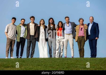 Edinburgh, Großbritannien. 24. August 2021 im Bild: L to R Luke Nunn, Scott Miller, Tom Byrne, Hermine Corfield, Richie Adams, Ali Whitney, will Fletcher, Jeff Stewart, John McKay. Die Besetzung und das Team des Films The Road Dance, der seine Weltpremiere beim Edinburgh International Film Festival feiert. Kredit: Rich Dyson/Alamy Live Nachrichten Stockfoto