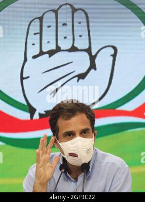 Neu-Delhi, Indien. August 2021. Rahul Gandhi, der Parteivorsitzende des indischen Nationalkongresses, Rede auf einer Pressekonferenz zum Nationalen Plan für die Monetarisierungspipeline im Hauptquartier der Kongresspartei. Rahul Gandhi sagte, dass Premierminister Modi alle in den letzten 70 Jahren geschaffenen Vermögenswerte an seine Freunde aus der Industrie verkaufte und auf die Schaffung von Monopolen in den Schlüsselsektoren abzielte, die Arbeitsplätze für Jugendliche töten würden. Die Regierung plant, Straßen, Eisenbahn, Strom, Telekommunikation, Bergbau, Luftfahrt, Hafen, Erdgas- und Erdölprodukte-Pipeline, Lagerhäuser und Stadien. Kredit: SOPA Images Limited/Alamy Live Nachrichten Stockfoto