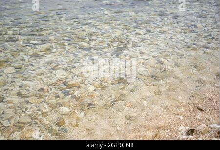 Felsiger Meeresboden mit Wasser. Stockfoto