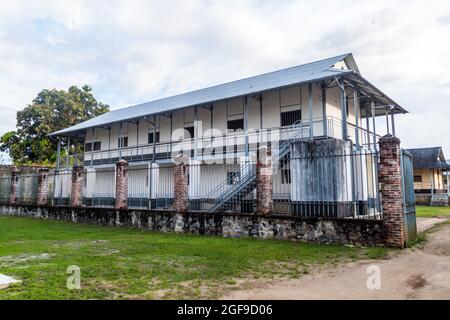 Gebäude eines Gefängnisses Camp de la Transportation in St Laurent du Maroni, Französisch-Guayana Stockfoto