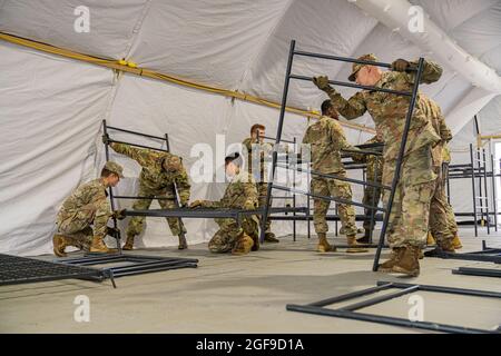 Grafenwoehr, Deutschland. August 2021. US-Soldaten mit der 41. Field Artillery Brigade haben am 22. August 2021 in Grafenwoehr, Deutschland, Betten für afghanische Flüchtlinge eingerichtet. Das Ausbildungsgebiet Grafenwoehr wird im Rahmen der Operation Allies Refuge für Evakuierte aus Afghanistan eine vorübergehende Unterkunft bereitstellen. Quelle: Planetpix/Alamy Live News Stockfoto