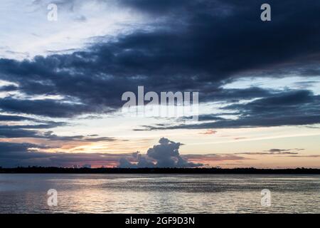 St. Laurent du Maroni, Französisch-Guayana. Maroni (Marowijne) Fluss zwischen Suriname und Französisch-Guayana. Stockfoto
