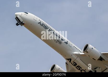 Airbus A350-1000 XWB Passagierflugzeug, das während der Paris Air Show vom Flughafen Le-Bourget abfliegt. Frankreich - 22. Juni 2017 Stockfoto