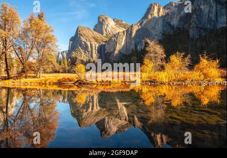 Bridal Veil Falls at the Cathedral Rocks und ihre Reflexionen auf dem Merced River an einem Herbstabend im Yosemite National Park, Kalifornien, USA. Stockfoto