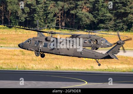 US Army Sikorsky UH-60M Black Hawk Hubschrauber starten von einem Luftstützpunkt in den Niederlanden - 22. Juni 2018 Stockfoto