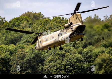 US Army Boeing CH-47F Chinook Transporthubschrauber verlässt einen Luftwaffenstützpunkt in den Niederlanden - 6. Juli 2020 Stockfoto