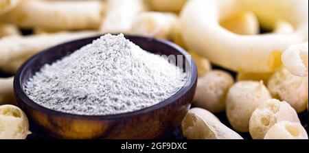 Brasilianisches Cassava-Mehl, genannt Polvilho, Cassava-Stärke, carimã oder Gummi, ist die Stärke von Cassava. Stockfoto