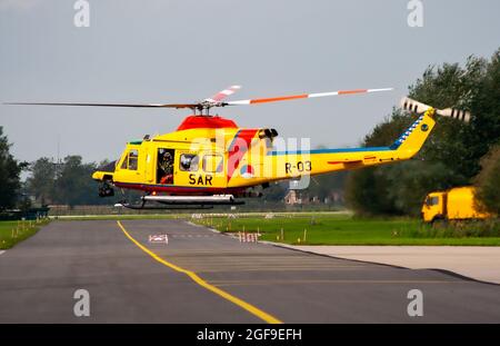 Royal Netherlands Air Force Bell 412 Huey Such- und Rettungshubschrauber, der vom Flugplatz Leeuwarden abfliegt. Niederlande - 17. September 2011 Stockfoto