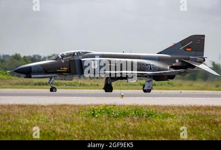 F-4 Phantom II Kampfjet der deutschen Luftwaffe im Retro-Design der Luftwaffe auf der Start- und Landebahn des Luftwaffenstützpunkts Wittmund, DEUTSCHLAND - 29. JUNI 2013. Stockfoto