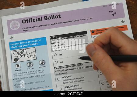 Los Angeles, CA / USA - 24. August 2021: Ein offizieller Briefwahlzettel für die kalifornische Gouverneurswahl 2021 wird angezeigt. Stockfoto