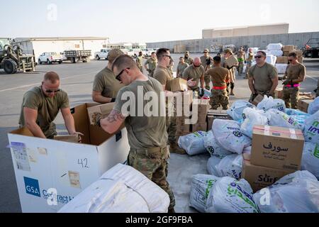 Luftwaffe der USA mit dem 380. Expeditionary Squadron packen humanitäre Hilfsgüter für afghanische Flüchtlinge auf dem Luftwaffenstützpunkt Al Dhafra 20. August 2021 in der Nähe von Abu Dhabi, Vereinigte Arabische Emirate. Quelle: Planetpix/Alamy Live News Stockfoto