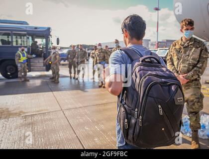 Ramstein Miesenbach, Deutschland. August 2021. Afghanische Flüchtlinge, die aus Kabul evakuiert wurden, kommen an Bord eines Flugzeugs der US Air Force C-17 Globemaster III am 22. August 2021 auf dem Ramstein Air Base in Ramstein-Miesenbach an. Ramstein bietet im Rahmen der Operation Allies Refuge eine vorübergehende Unterkunft für Evakuierte aus Afghanistan an. Quelle: Planetpix/Alamy Live News Stockfoto