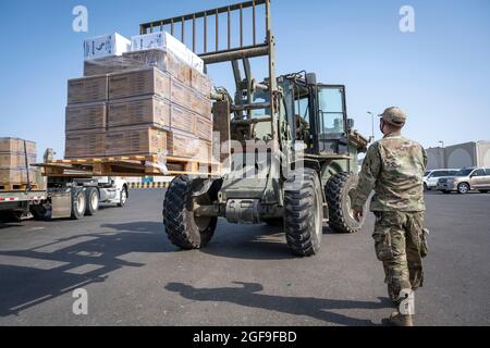 Luftwaffe der USA mit dem 380. Expeditionary Squadron packen humanitäre Hilfsgüter für afghanische Flüchtlinge auf dem Luftwaffenstützpunkt Al Dhafra 20. August 2021 in der Nähe von Abu Dhabi, Vereinigte Arabische Emirate. Quelle: Planetpix/Alamy Live News Stockfoto