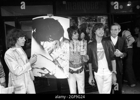 Datei-Foto vom 14/09/77 von The Rolling Stones, Bill Wyman, links, - ein Plakat des vermissten Mitglieds Keith Richards, der in Kanada wegen Drogenanklagen inhaftiert war, Ronnie Wood, Mick Jagger und Charlie Watts, während der Veröffentlichung ihres neuen Live-Albums 'Love You Live', aufgenommen in Toronto und Paris. Der Rolling Stones-Schlagzeuger Charlie Watts ist im Alter von 80 Jahren gestorben, sagte sein Londoner Publizist Bernard Doherty in einer Erklärung an die PA-Nachrichtenagentur. Ausgabedatum: Dienstag, 24. August 2021. Stockfoto