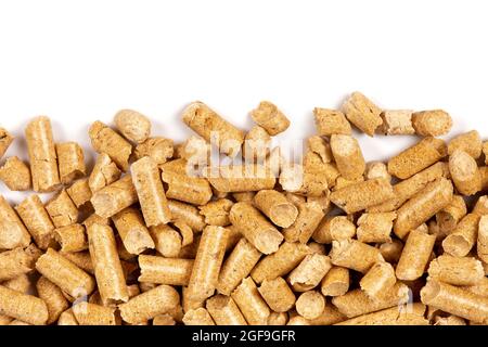 Holzpellets auf weißem Hintergrund. Biokraftstoff Stockfoto