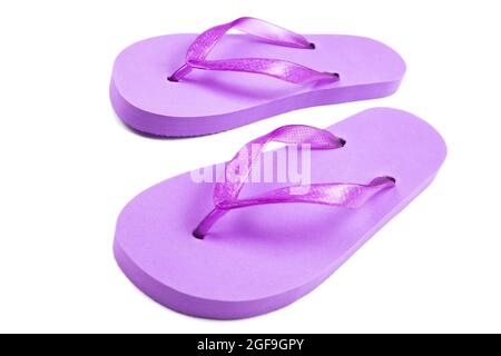 Lila Gummi-Flip-Flops auf weißem Hintergrund, isolieren Stockfoto