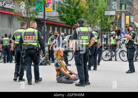 Die Polizei zieht ein, um die Demonstranten von Extinction Rebellion an der Kreuzung OG Georgia und Cambie, Vancouver, British Columbia, Kanada, zu verhaften Stockfoto