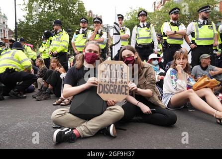 Mitglieder der Extinction Rebellion im Cambridge Circus im Zentrum von London. Bilddatum: Dienstag, 24. August 2021. Stockfoto