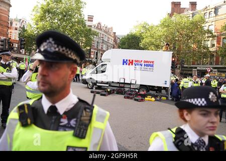 Mitglieder der Extinction Rebellion im Cambridge Circus im Zentrum von London. Bilddatum: Dienstag, 24. August 2021. Stockfoto