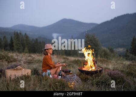 Frau beim Picknick in den Bergen Stockfoto